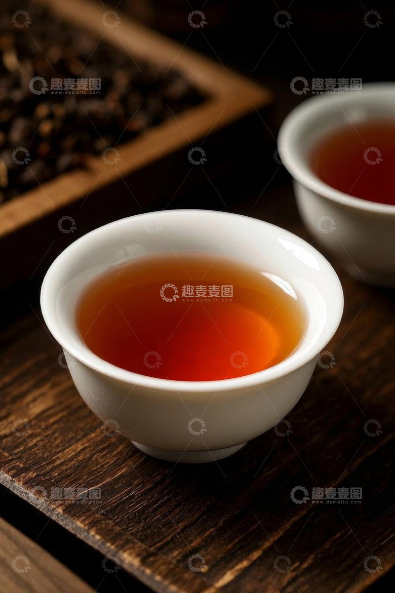 高清大图下载【趣麦麦图】两杯盛有茶汤的白色茶杯
