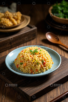 木桌上的一盘美味蛋炒饭
