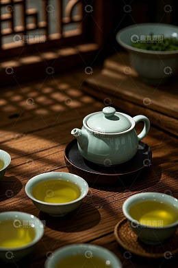 中式茶具与泡好的茶饮