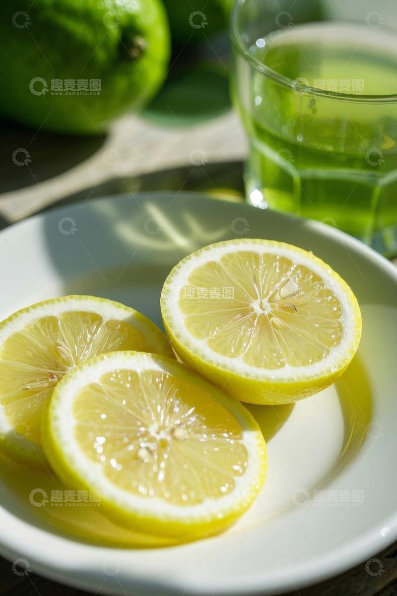 高清大图下载【趣麦麦图】盘中柠檬切片与玻璃杯饮品