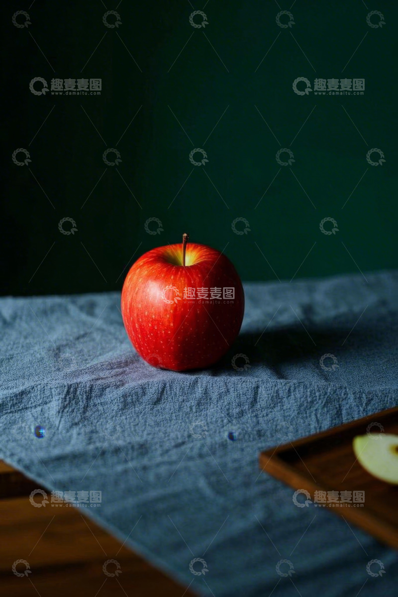 高清大图下载【趣麦麦图】红苹果置于蓝色布面特写