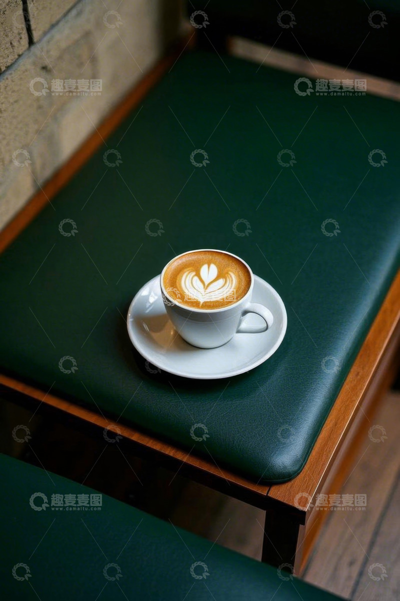 高清大图下载【趣麦麦图】座椅上的拉花咖啡特写