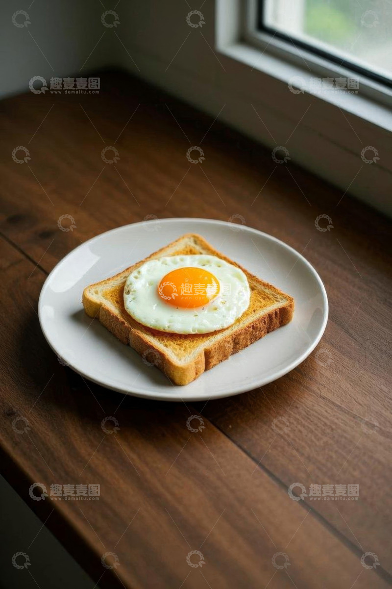 高清大图下载【趣麦麦图】窗边木桌上的鸡蛋面包早餐