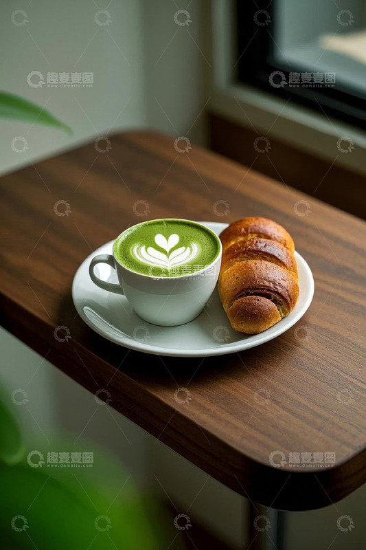 木桌上的抹茶拿铁与面包