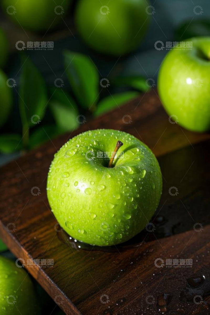 高清大图下载【趣麦麦图】木盘上的带水珠青苹果