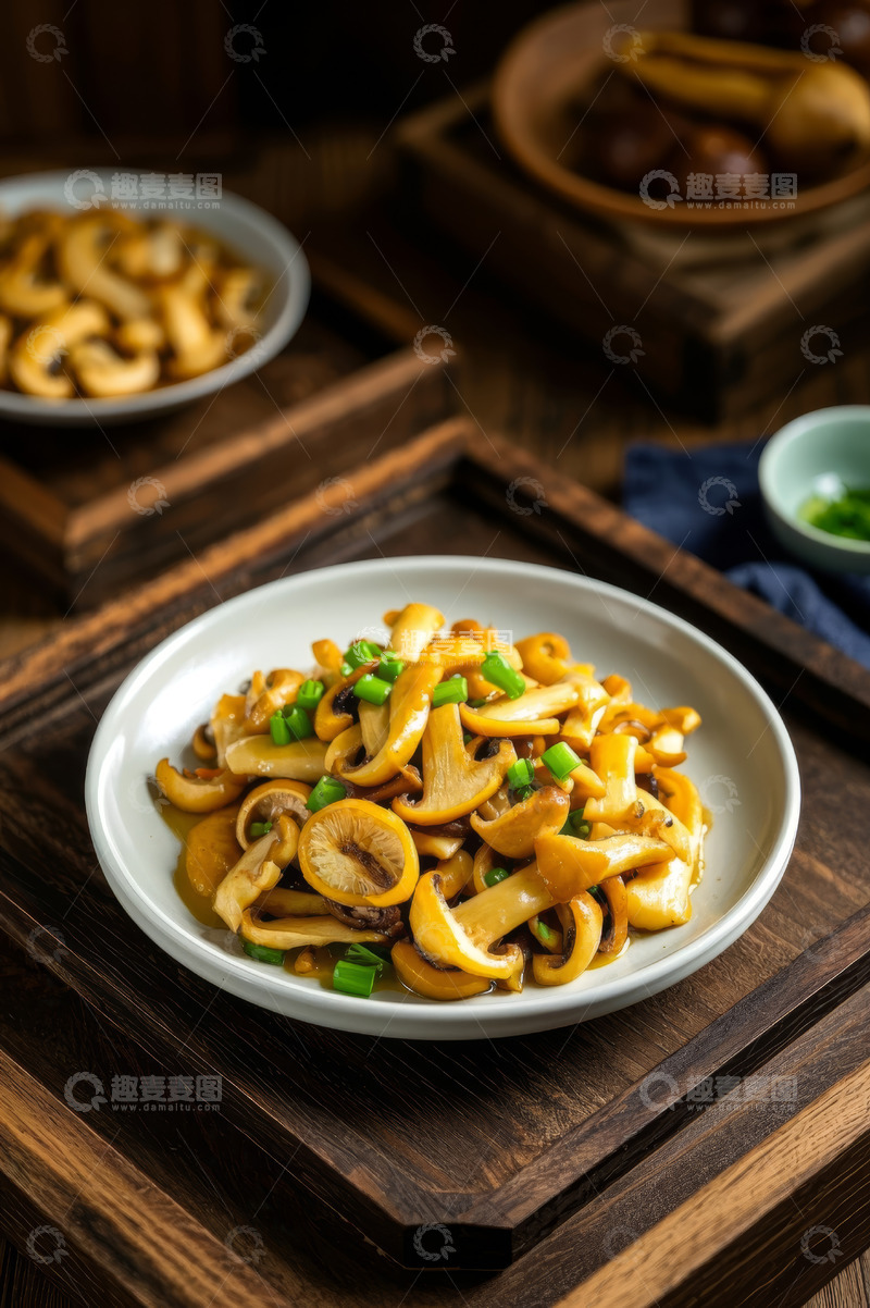 高清大图下载【趣麦麦图】木盘上的炒蘑菇菜肴