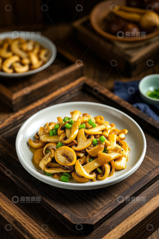 木盘上的炒蘑菇菜肴