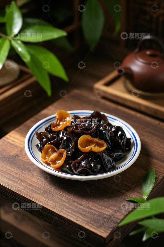 中式木桌上的凉拌黑木耳
