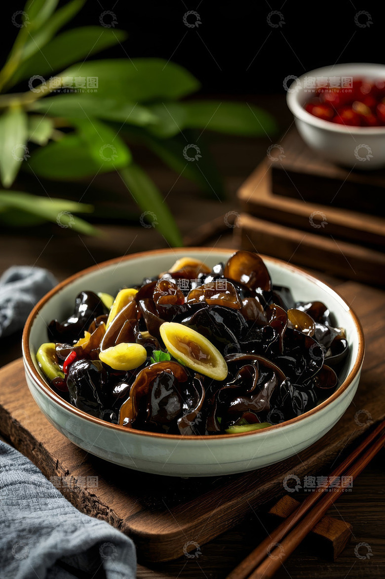 碗装凉拌黑木耳美食素材