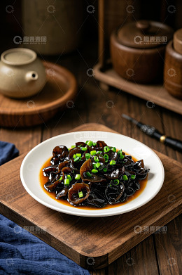 木盘上的凉拌黑木耳美食