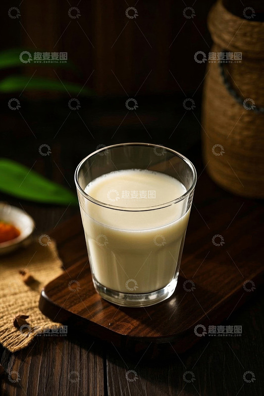 玻璃杯装的白色牛奶饮品