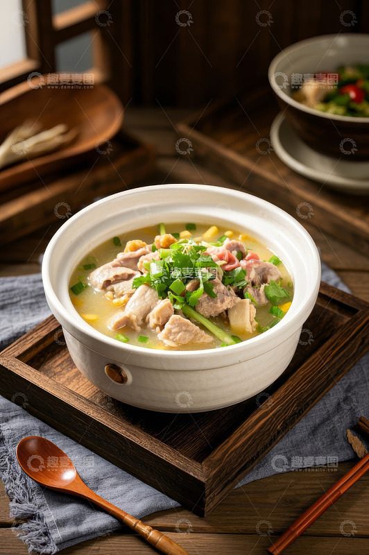 木托盘上的美味鸡肉汤