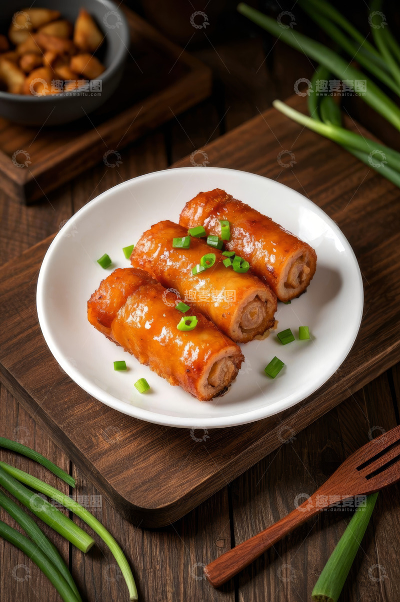 高清大图下载【趣麦麦图】木桌上白盘装的美味肉卷
