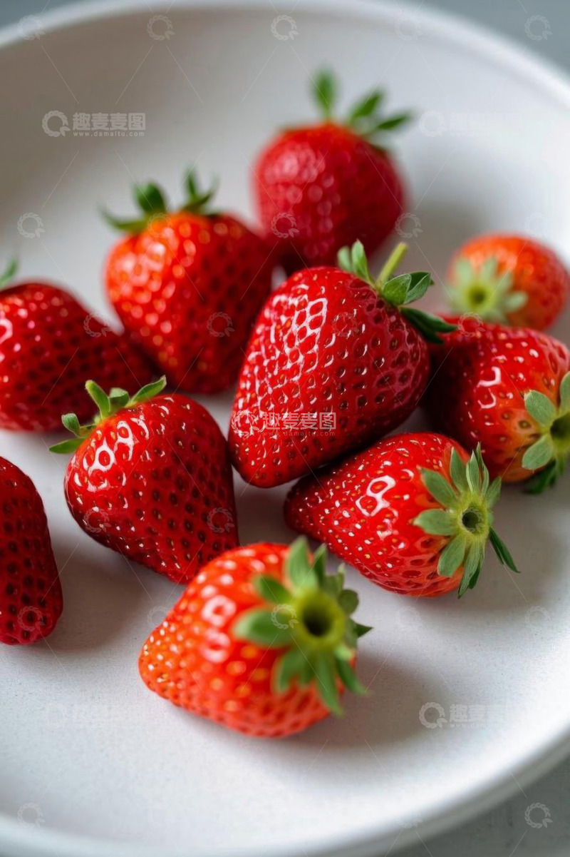 高清大图下载【趣麦麦图】白色盘中新鲜草莓特写