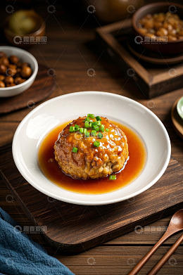 中式餐桌上的红烧狮子头