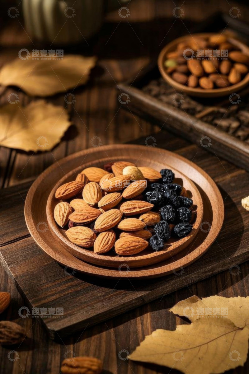 高清大图下载【趣麦麦图】木盘装杏仁与葡萄干
