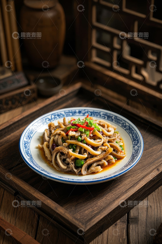 中式餐具盛装的凉拌猪肚菜肴