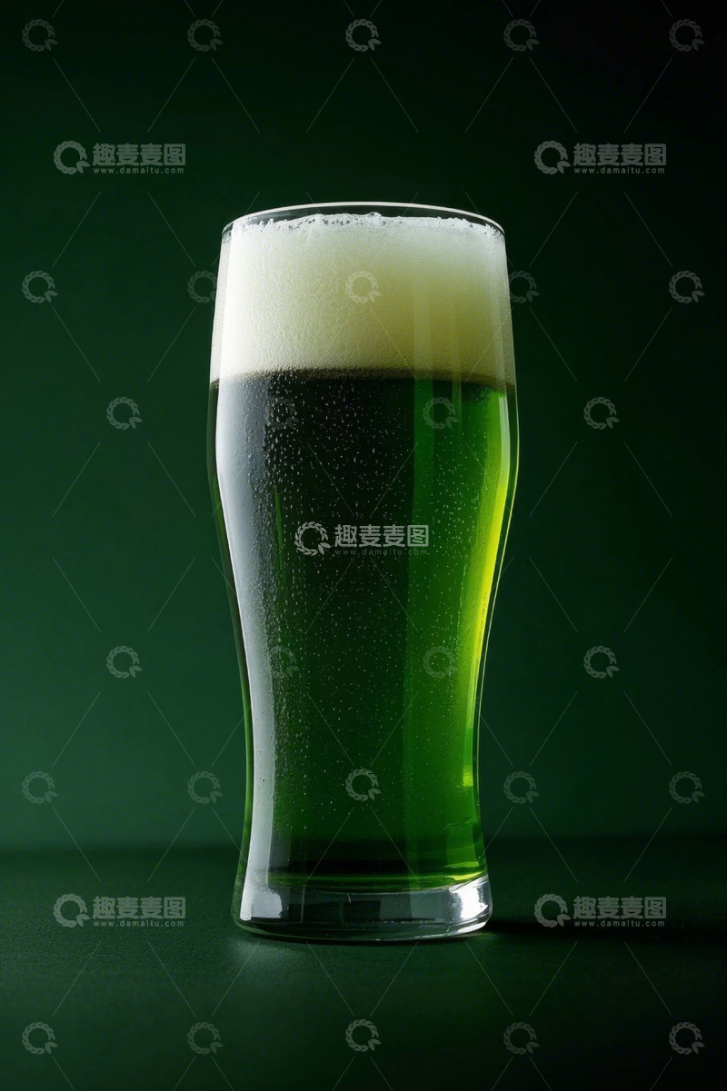 高清大图下载【趣麦麦图】绿色啤酒杯特写
