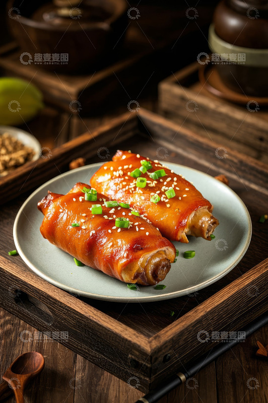 木盘上的卤味猪蹄美食特写