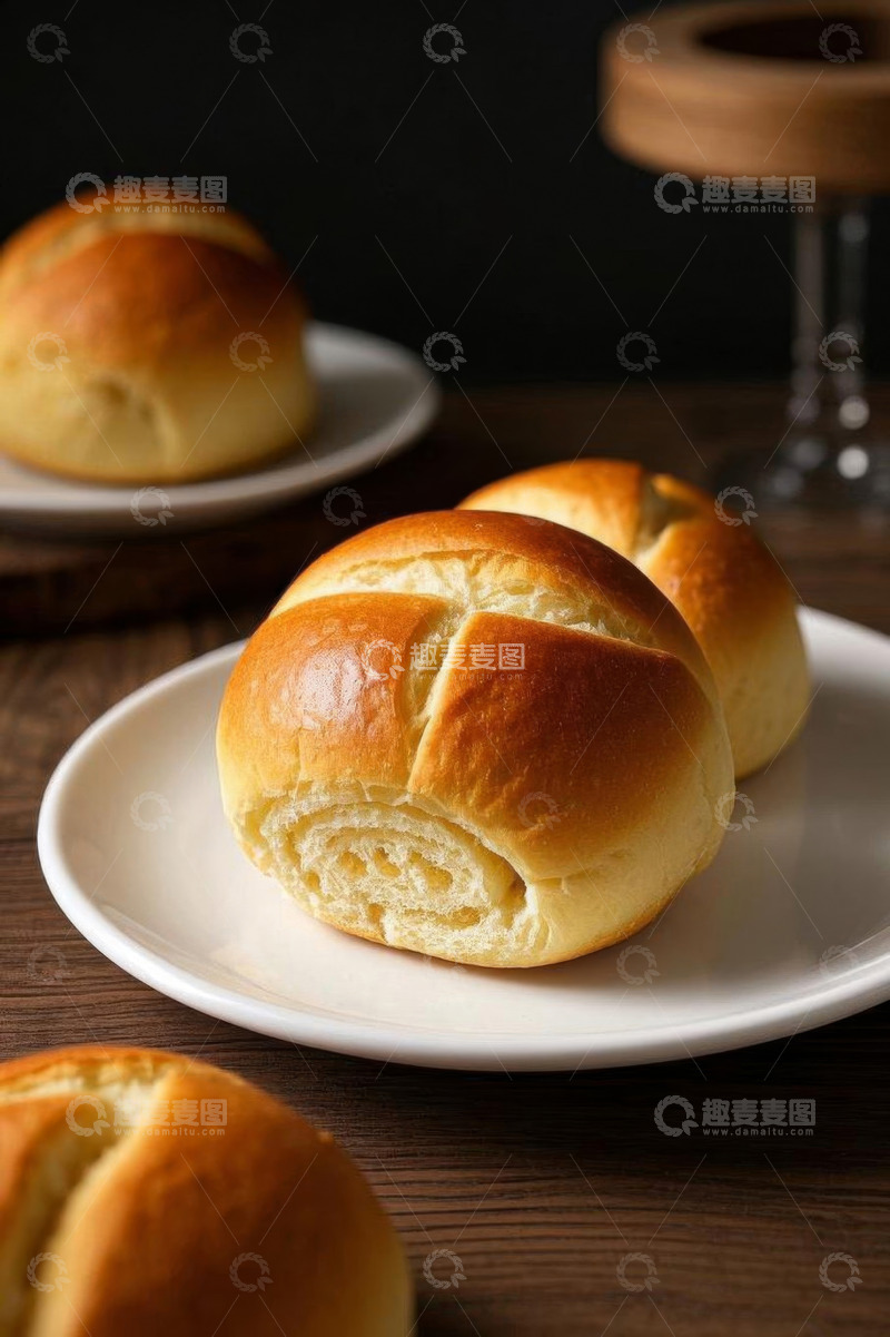 高清大图下载【趣麦麦图】木桌上摆放的美味烘焙面包
