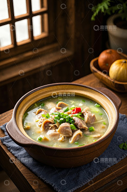 陶制砂锅装的美味鸡肉汤