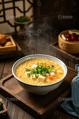 木桌上热气腾腾的豆腐蔬菜粥