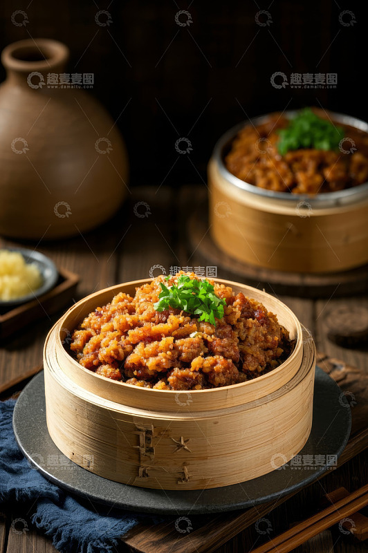 竹制蒸笼中的美味粉蒸肉