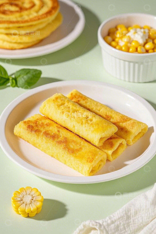 盘中蛋卷与玉米美食展示
