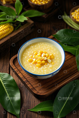 木盘上的玉米粥与玉米装饰