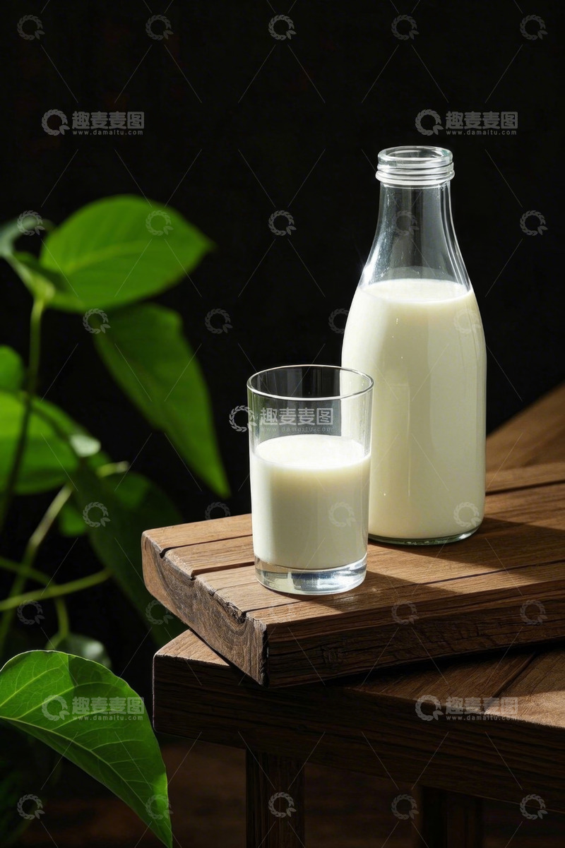 高清大图下载【趣麦麦图】木桌上玻璃瓶与玻璃杯装的牛奶