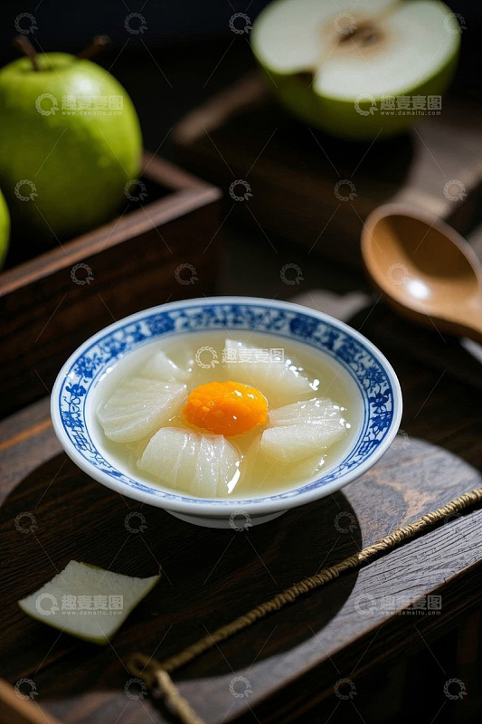 蓝白瓷碗装梨子羹美食素材