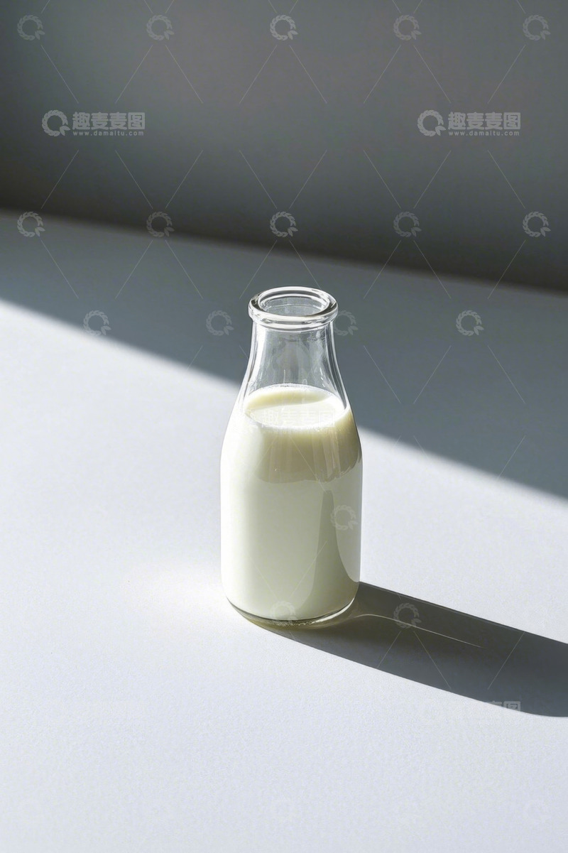 高清大图下载【趣麦麦图】玻璃瓶中的白色牛奶静物