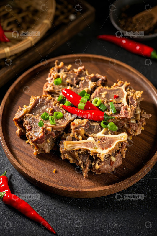 木盘上的卤味肉食配辣椒葱花