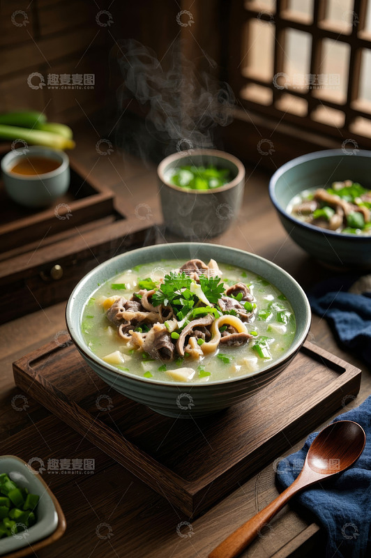 中式木桌上的热汤美食