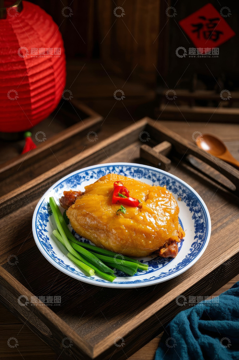 中式餐盘装卤味鸡肉美食