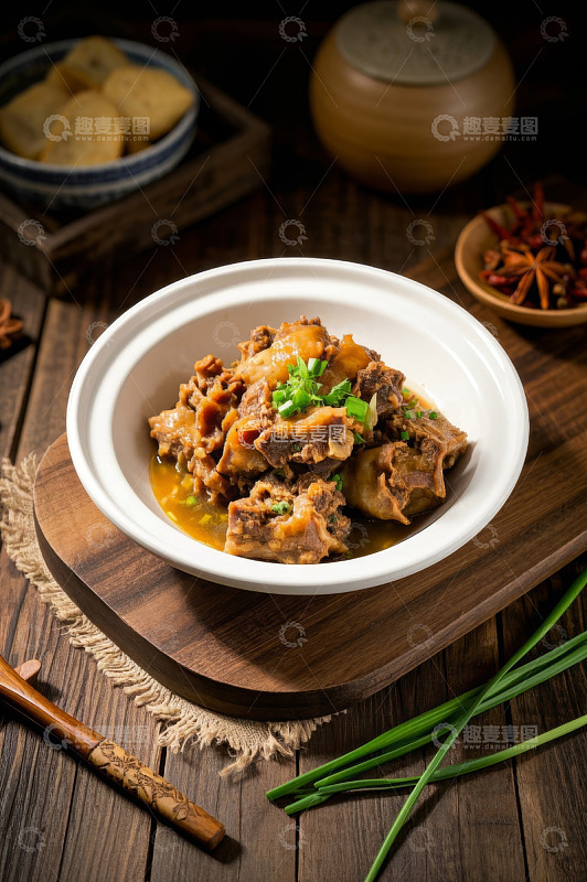 木盘上白碗装的美味炖排骨