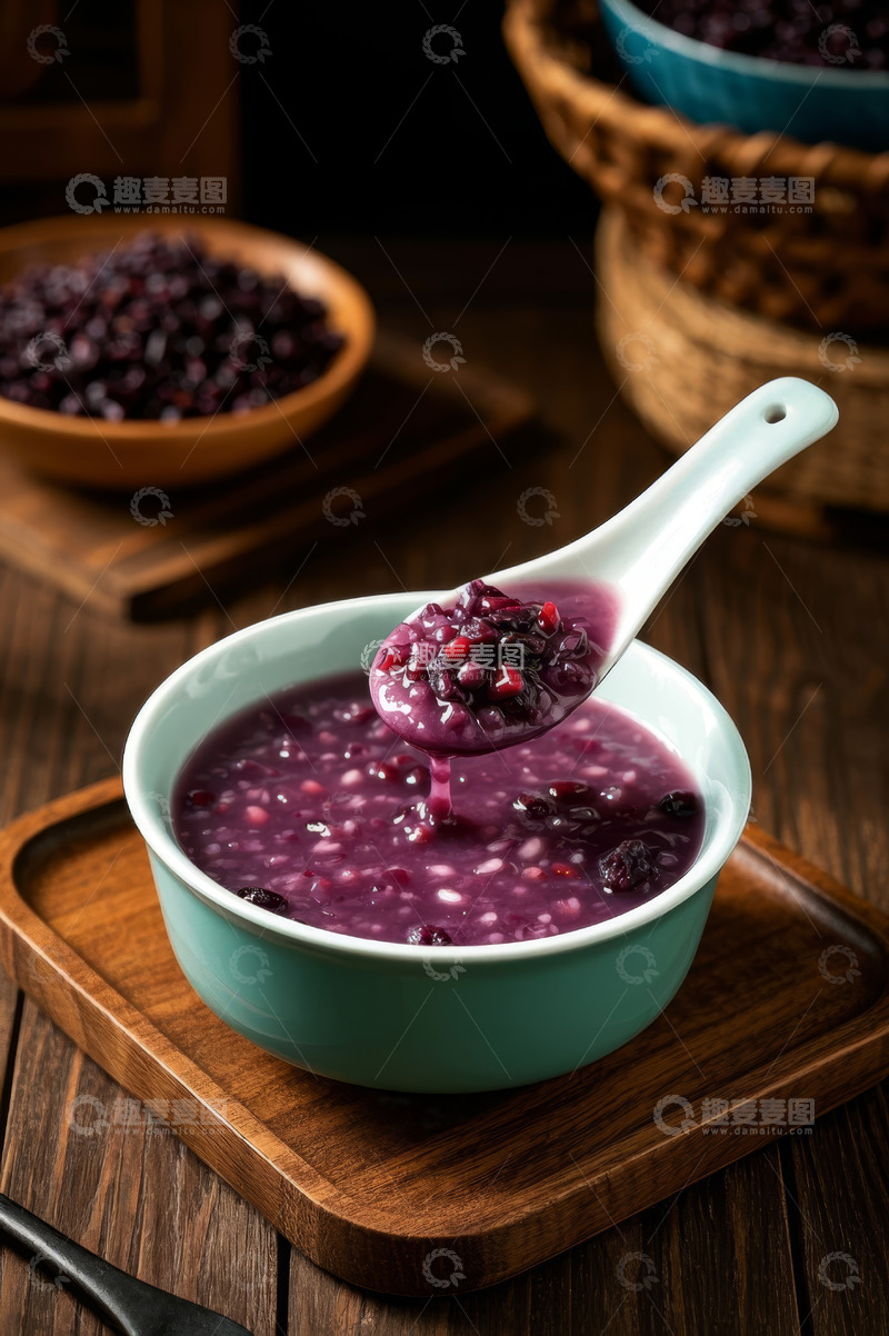 高清大图下载【趣麦麦图】木盘上的一碗紫米粥特写