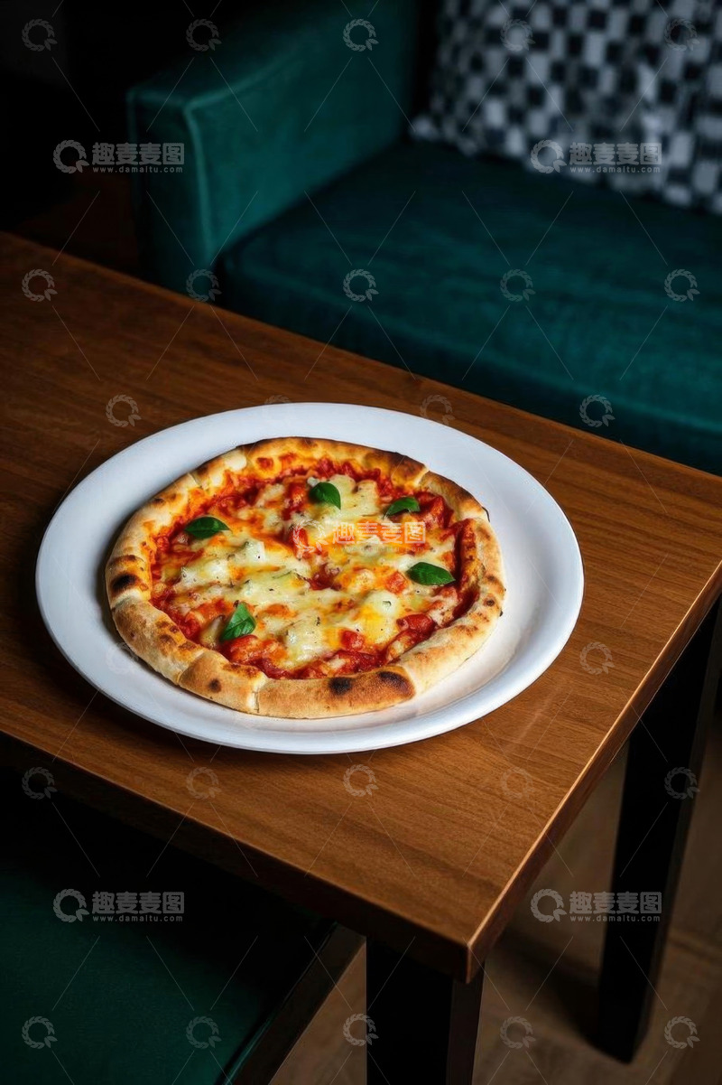 高清大图下载【趣麦麦图】木桌上的美味披萨