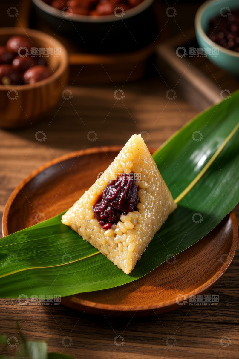 高清大图下载【趣麦麦图】木盘上摆放的红枣馅粽子