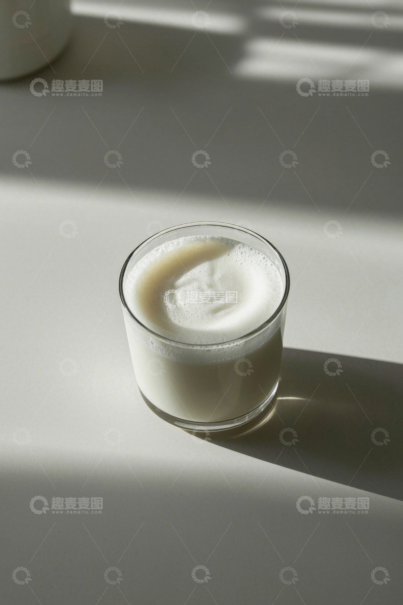 高清大图下载【趣麦麦图】玻璃杯装牛奶静物场景
