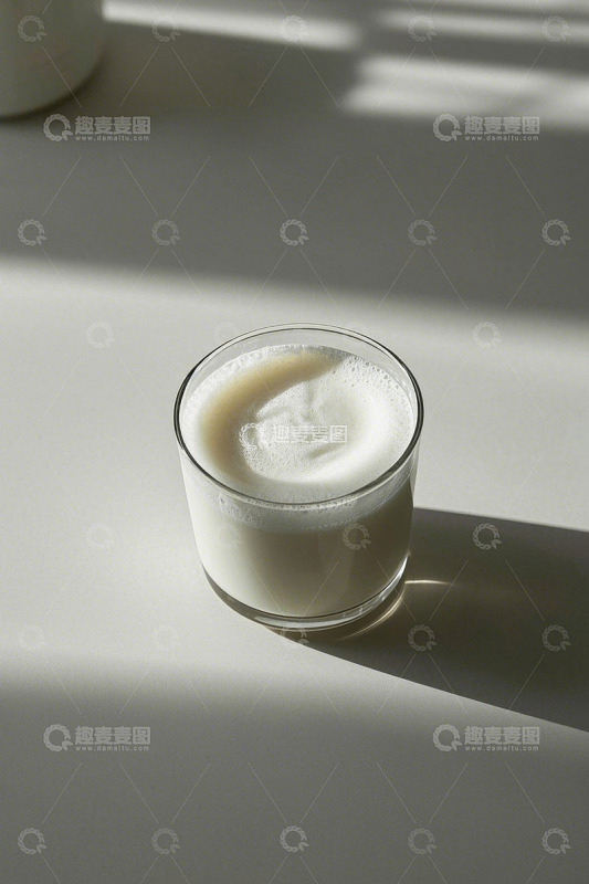 玻璃杯装牛奶静物场景