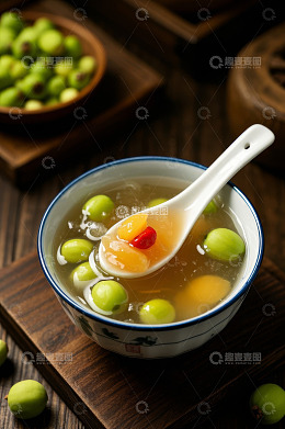 碗中盛有水果和汤汁的美食画面