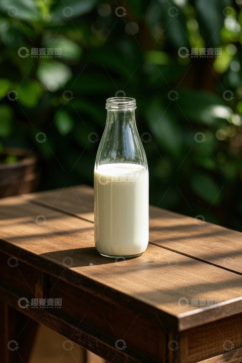高清大图下载【趣麦麦图】木桌上的玻璃瓶装牛奶