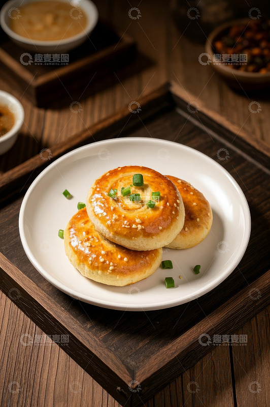 木盘上的美味酥饼与蘸料