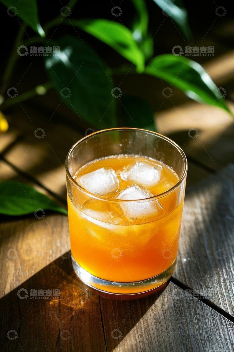 高清大图下载【趣麦麦图】木桌上的玻璃果汁杯
