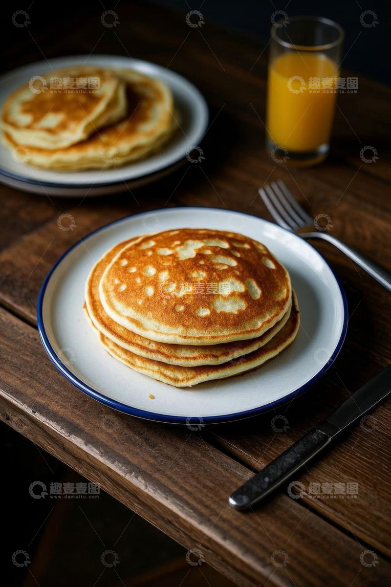 高清大图下载【趣麦麦图】木质桌上的煎饼与橙汁早餐