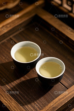 木质托盘上的两杯清茶