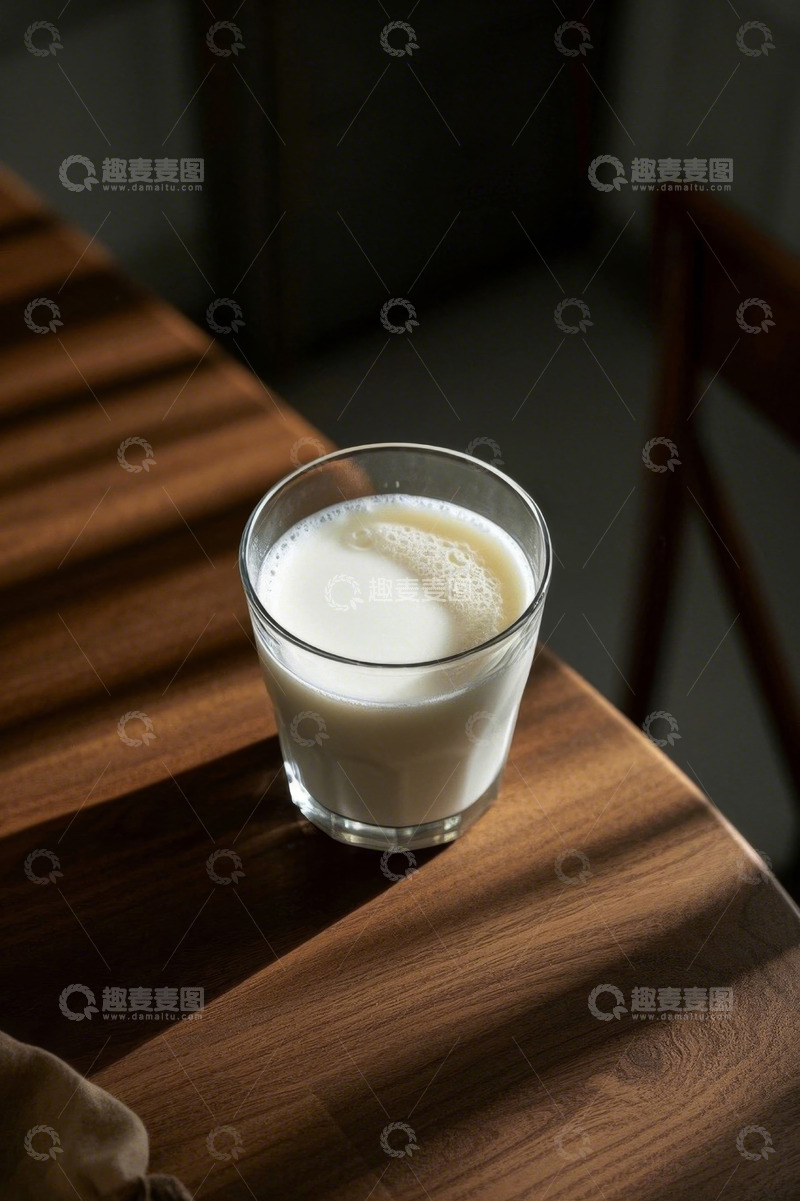 高清大图下载【趣麦麦图】木桌上玻璃杯装的牛奶