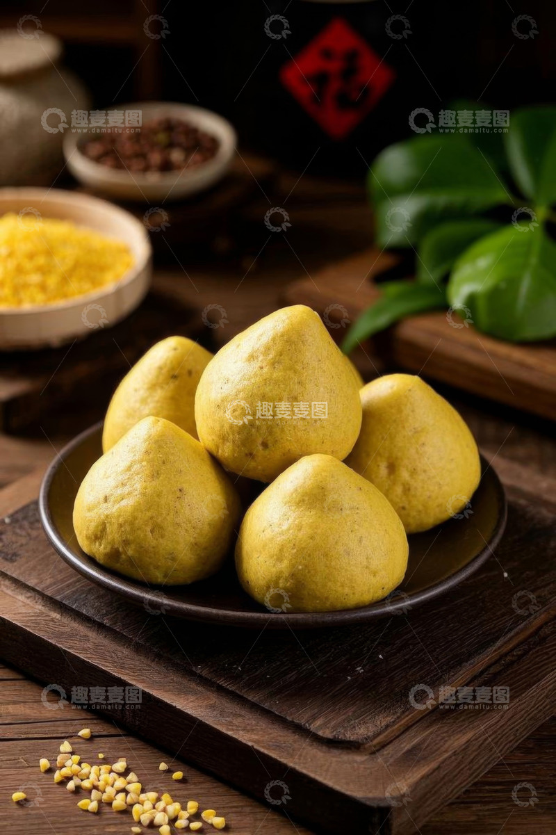 高清大图下载【趣麦麦图】木桌上摆放的传统美食窝头
