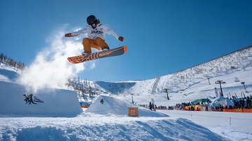 冬季滑雪运动滑雪板跳跃特技摄影